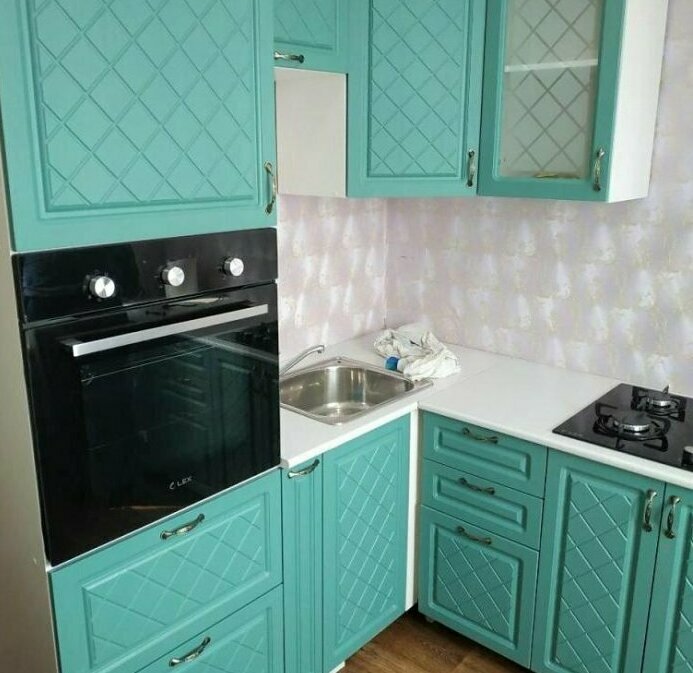 Кухня в дом-корабле, недорогие кухни в корабль, купить кухню в корабле, дизайн кухни в корабле с высоким окном 6м, купить кухню в квартиру корабль в Санкт-Петербурге, кухонный гарнитур для дома-корабля   