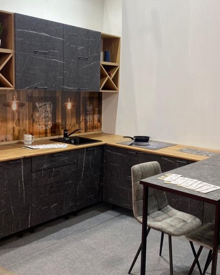 Кухня модульная угловая Атланта Мрамор МДФ (фасады Мрамор черный, столешница Дуб бунратти, барная стойка Каст,илло тёмеый на металлическом каркасе) Кухня модульная угловая Атланта Мрамор МДФ (фасады Мрамор черный, столешница Дуб бунратти, барная стойка Каст,илло тёмеый на металлическом каркасе)