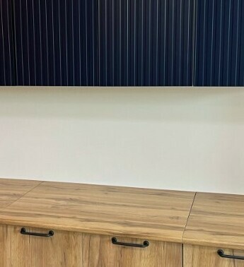 Модульная кухня Тиффани: верхние фасады МДФ Холст Синий/нижние фасады ЛДСП Дуб золотойеский Модульная кухня Тиффани: верхние фасады МДФ Холст Синий/нижние фасады ЛДСП Дуб золотой