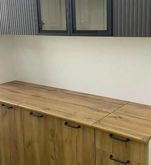 Модульная кухня Тиффани: верхние фасады МДФ Холст вулканический, нижние фасады ЛДСП Дуб золотой