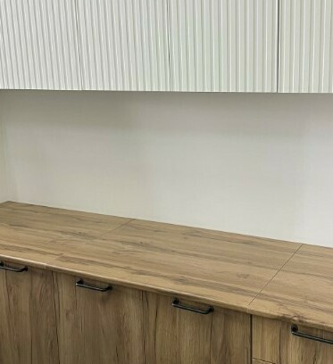 Модульная кухня Тиффани: верхние фасады МДФ Холст Белый/нижние фасады ЛДСП Дуб золотой