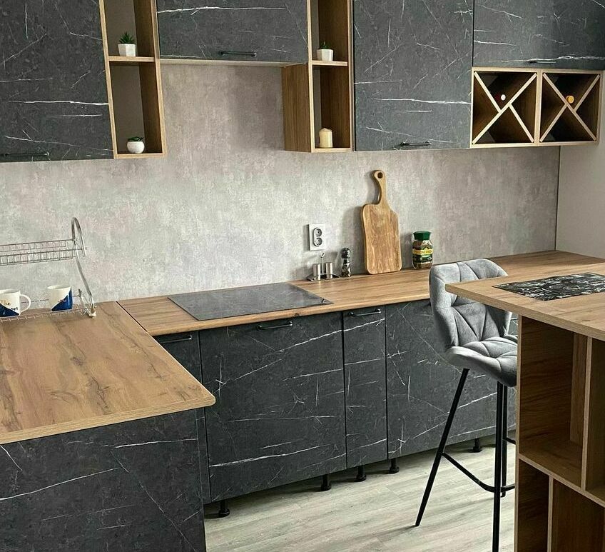 Модульная кухня Novi (Нови) МДФ: фасады Мрамор черный, столешница Дуб бунратти Модульная кухня Novi (Нови) МДФ: фасады Мрамор черный, столешница Дуб бунратти