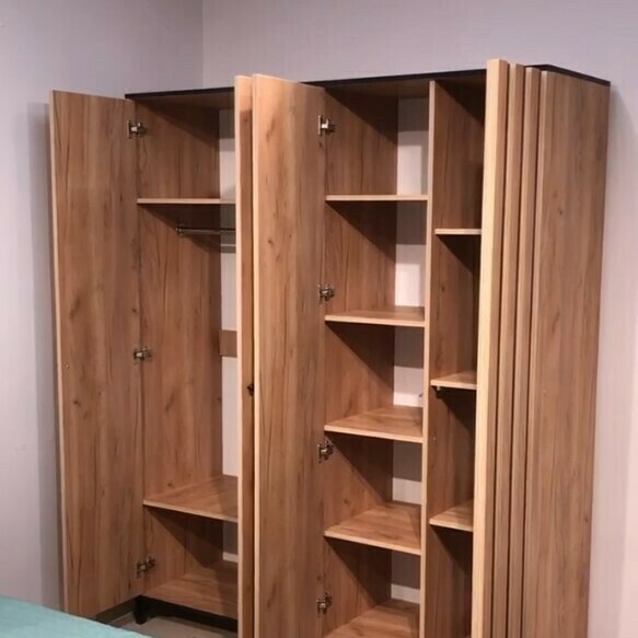 Модульная спальня Бриона Дуб золотой/Венге (внешний вид вживую в интерьере) Спальня Бриона Дуб золотой/Венге